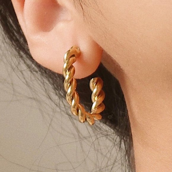 NEW 18K Gold Plated Braided Oval Hoop Earrings - Picture 2 of 6